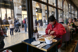 Pizza atisô bình dân trong nhà hàng gần trăm năm tuổi